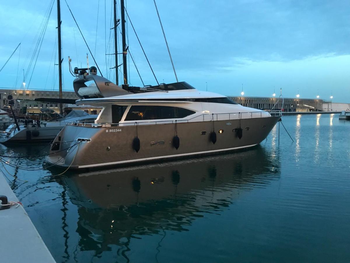 Hotel Motoryacht 21 Avec Equipage Barcelona Exterior foto