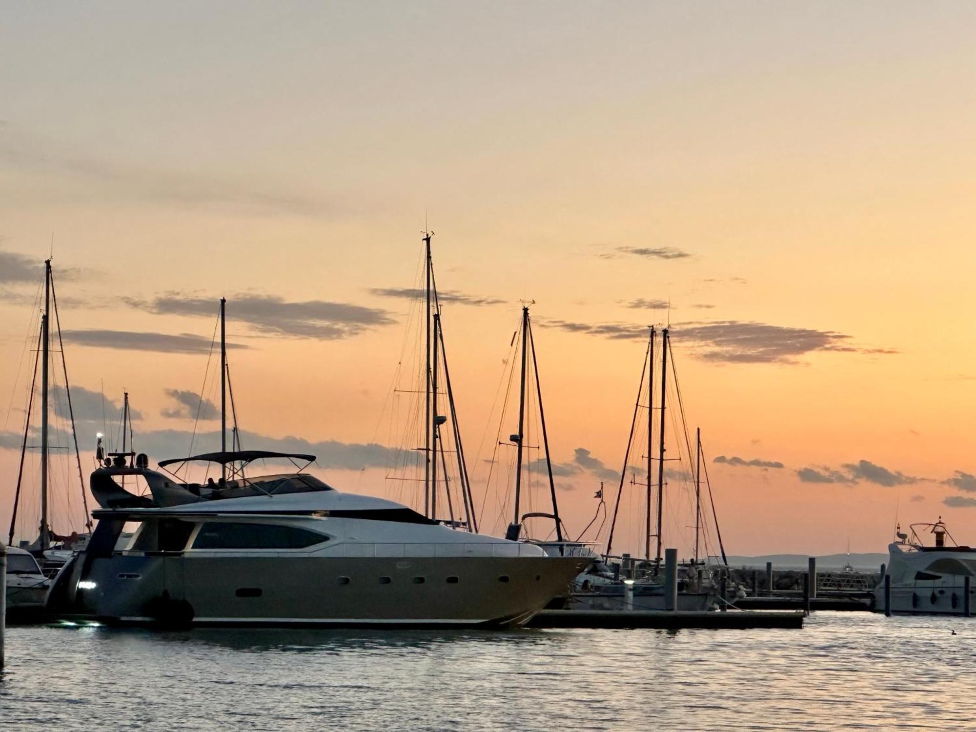 Hotel Motoryacht 21 Avec Equipage Barcelona Exterior foto